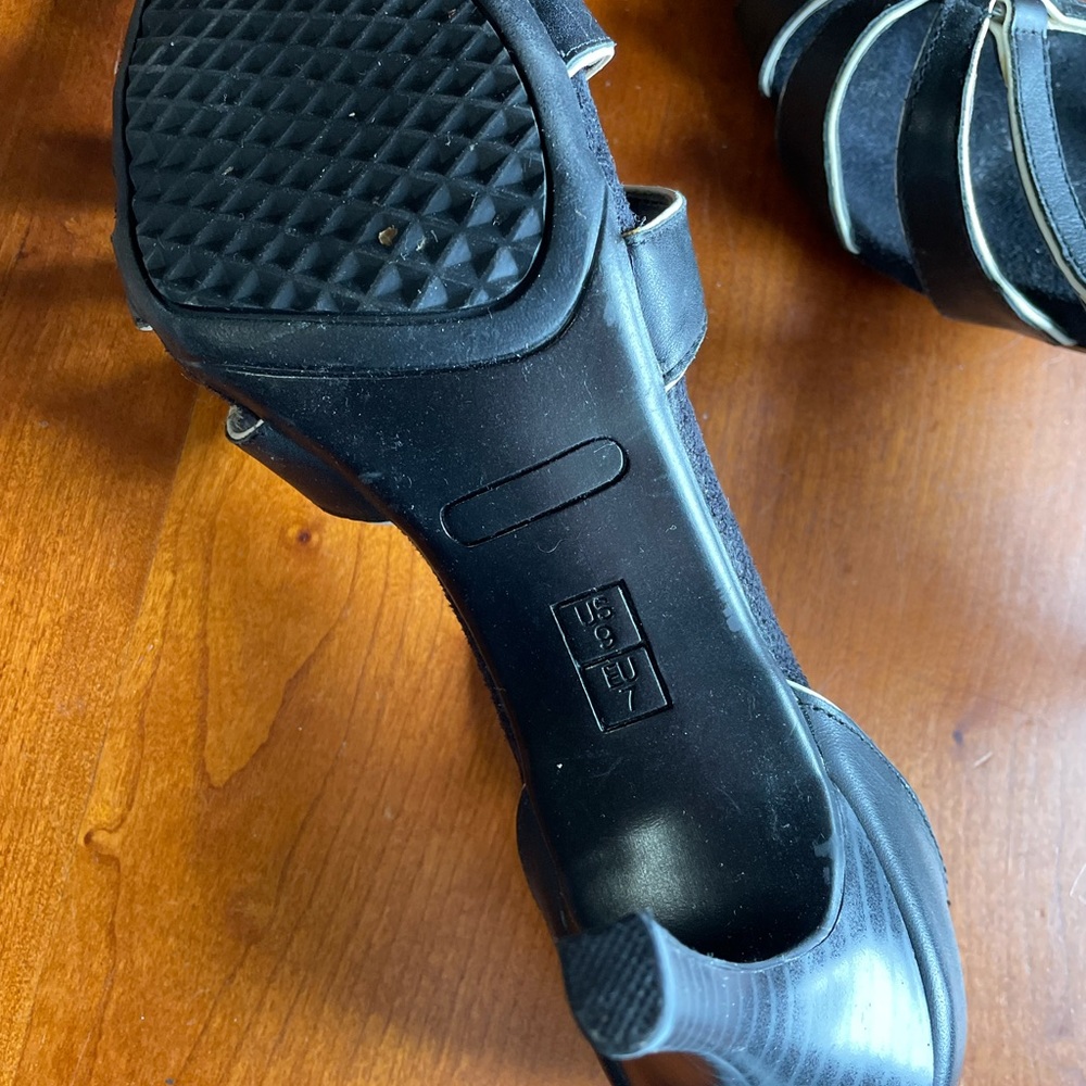 Heels - Picture 3 of 3